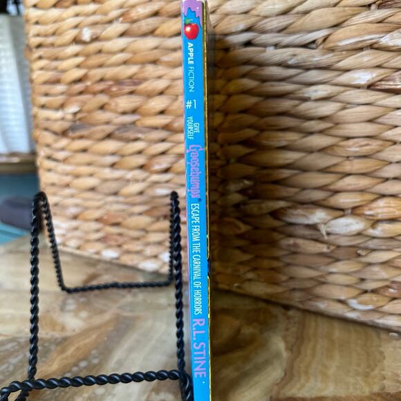 Give Yourself Goosebumps book 1 - Picture 2 of 3